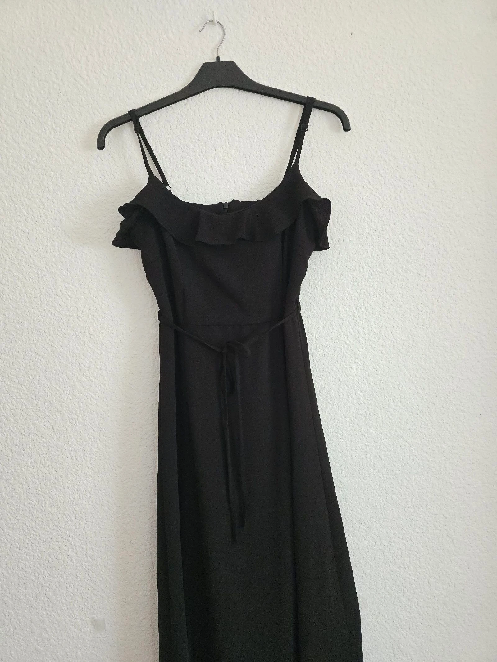 Amisu Vestido Maxi Preto com Gola de Babado Alças Ajustáveis Fenda Lateral Amarração na Cintura Tamanho P – photo 5